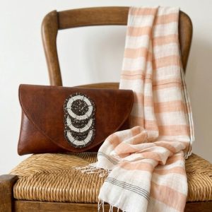 Coffret Fashionista — Pochette Artisanale & Châle Terra Cotta